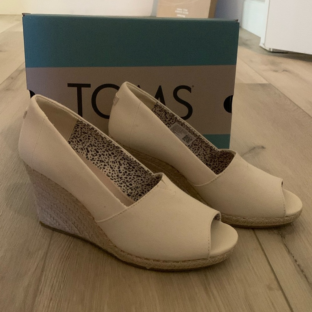 Women’s Toms canvas espadrille wedge sandals, size 8.5